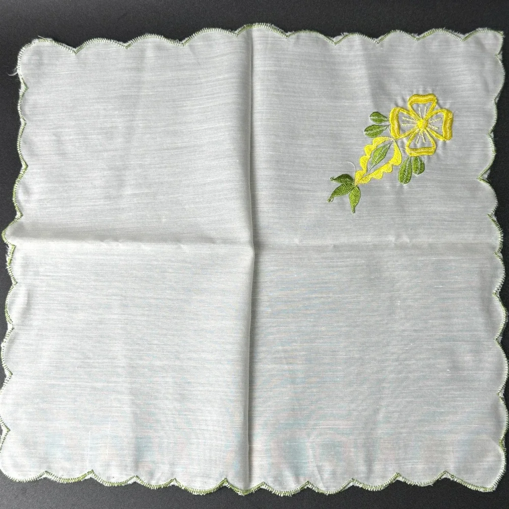 Vintage 10 Embroidered Cocktail Luncheon Napkins 10 Cottagecore Floral Scalloped